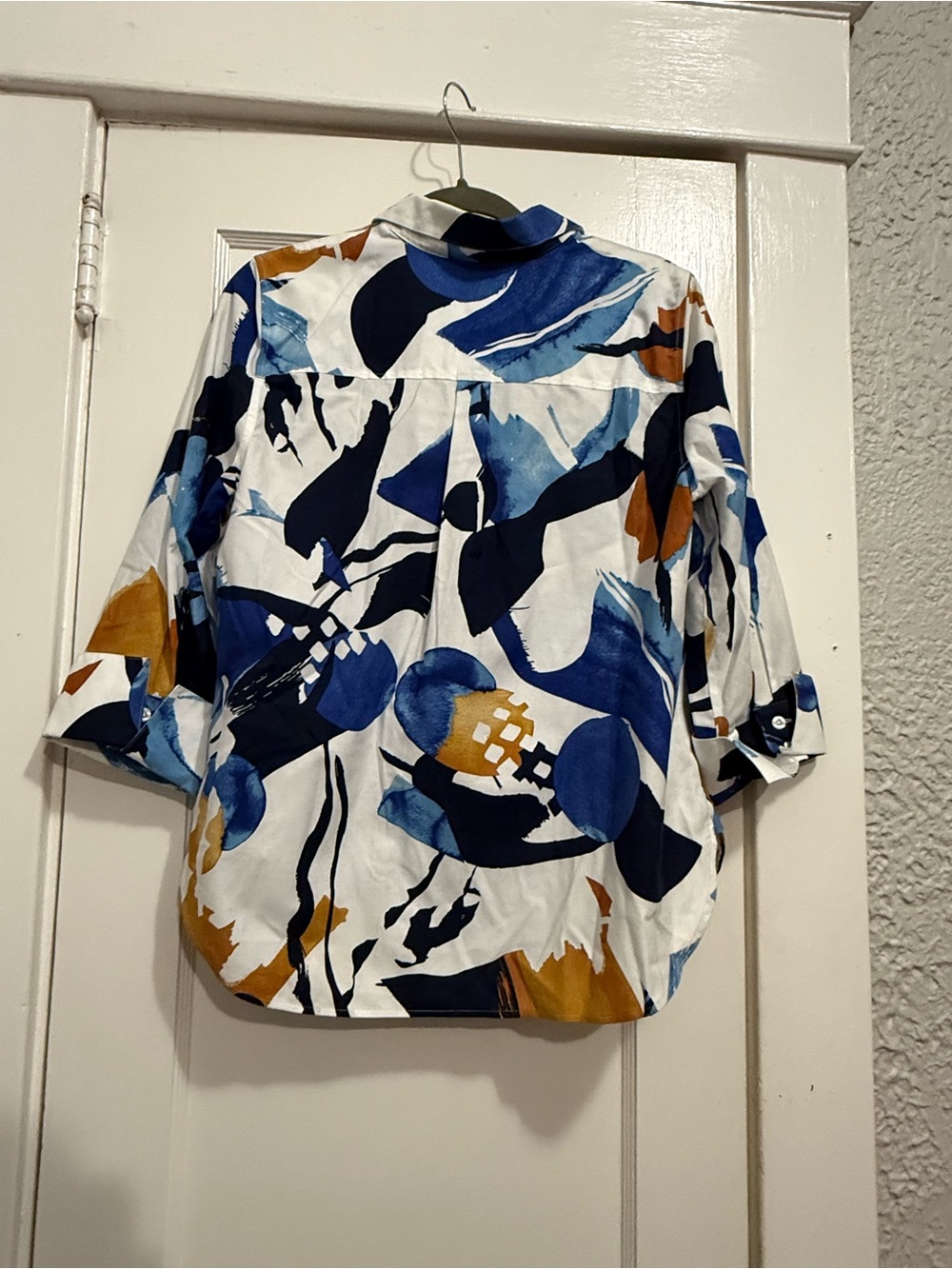 Chico's White Button-Front Shirt with Blue, Navy & Gold Abstract, size 1 - Picture 4 of 4
